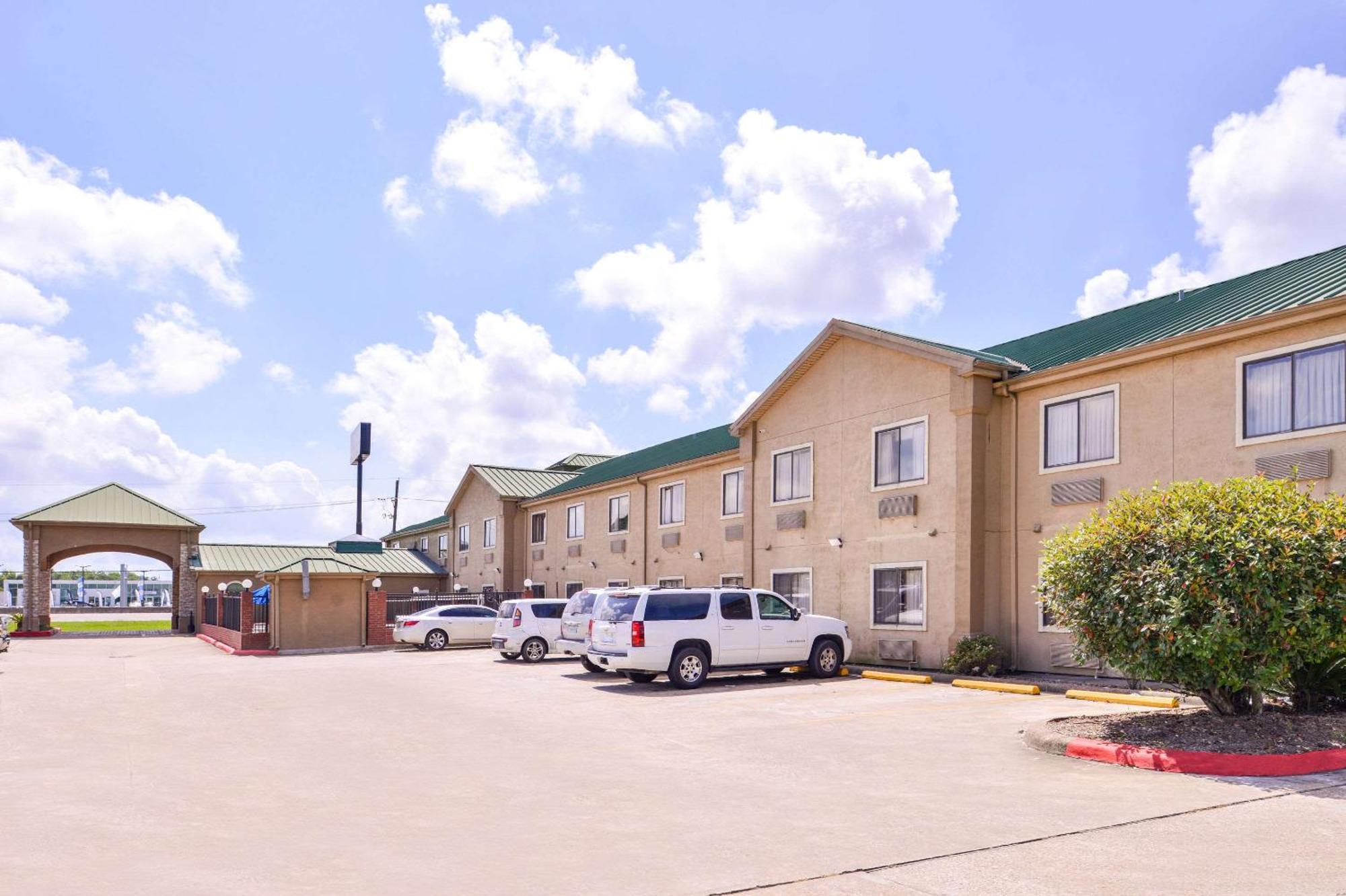 Quality Inn & Suites Beaumont Buitenkant foto