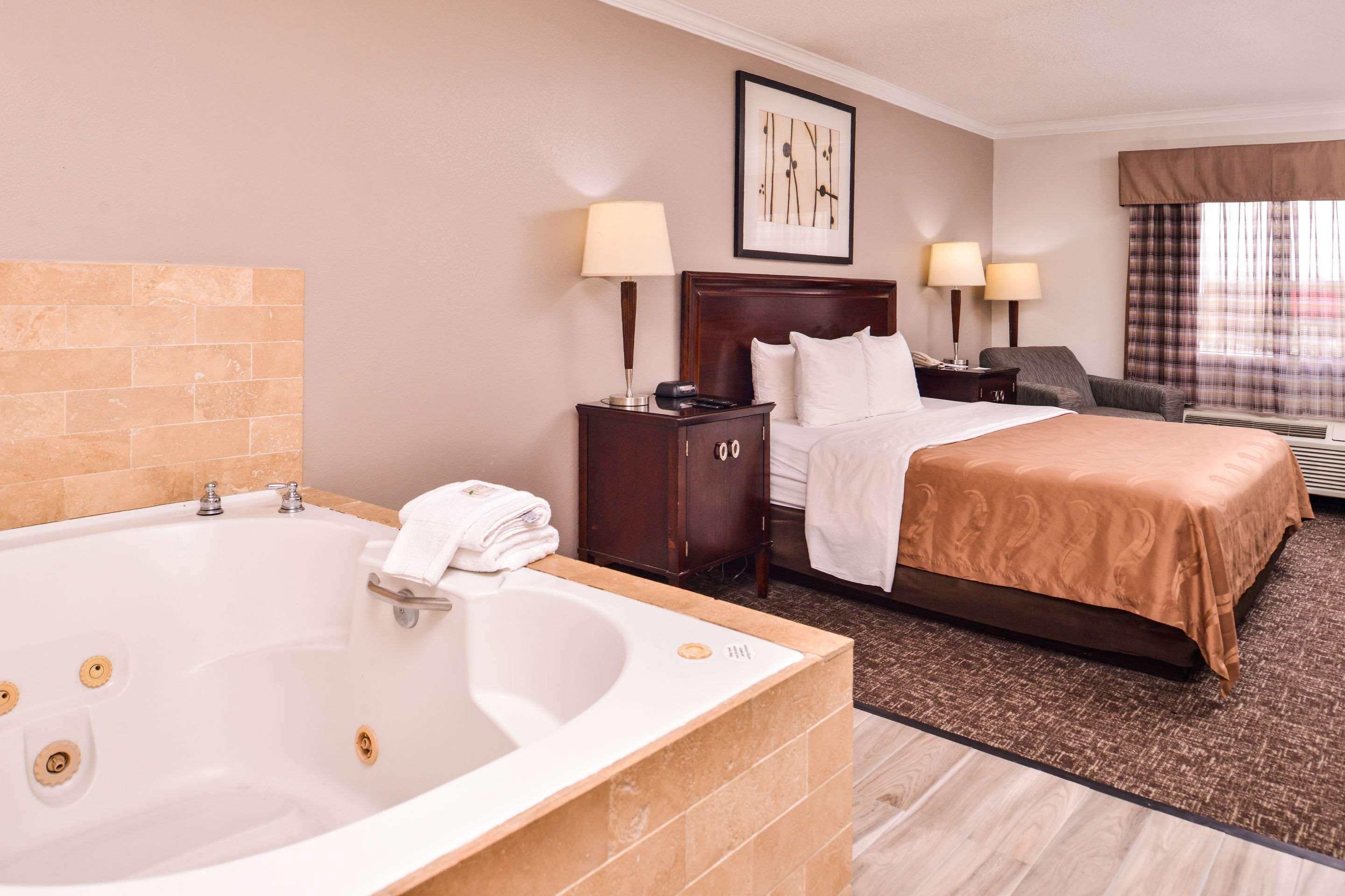 Quality Inn & Suites Beaumont Buitenkant foto