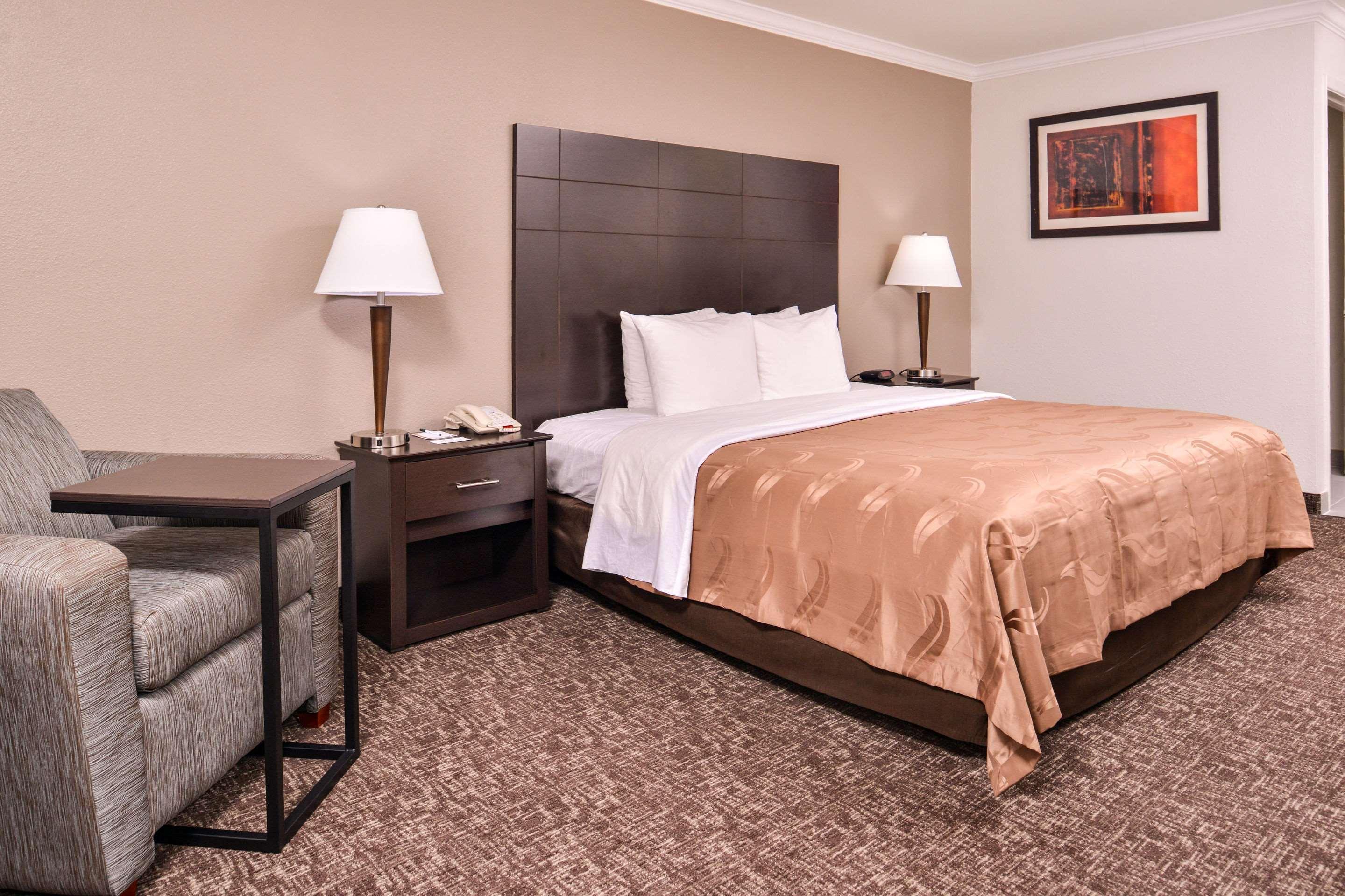 Quality Inn & Suites Beaumont Buitenkant foto