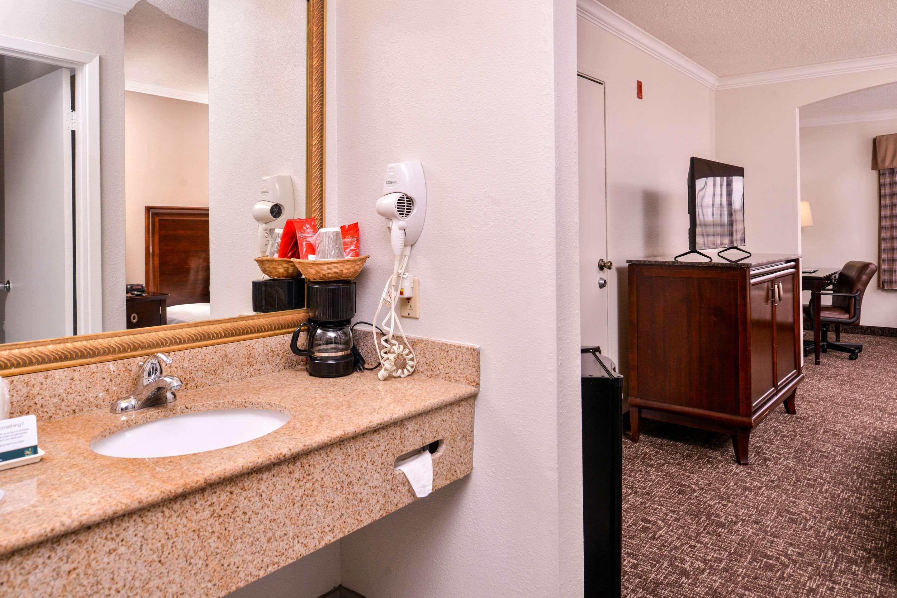 Quality Inn & Suites Beaumont Buitenkant foto