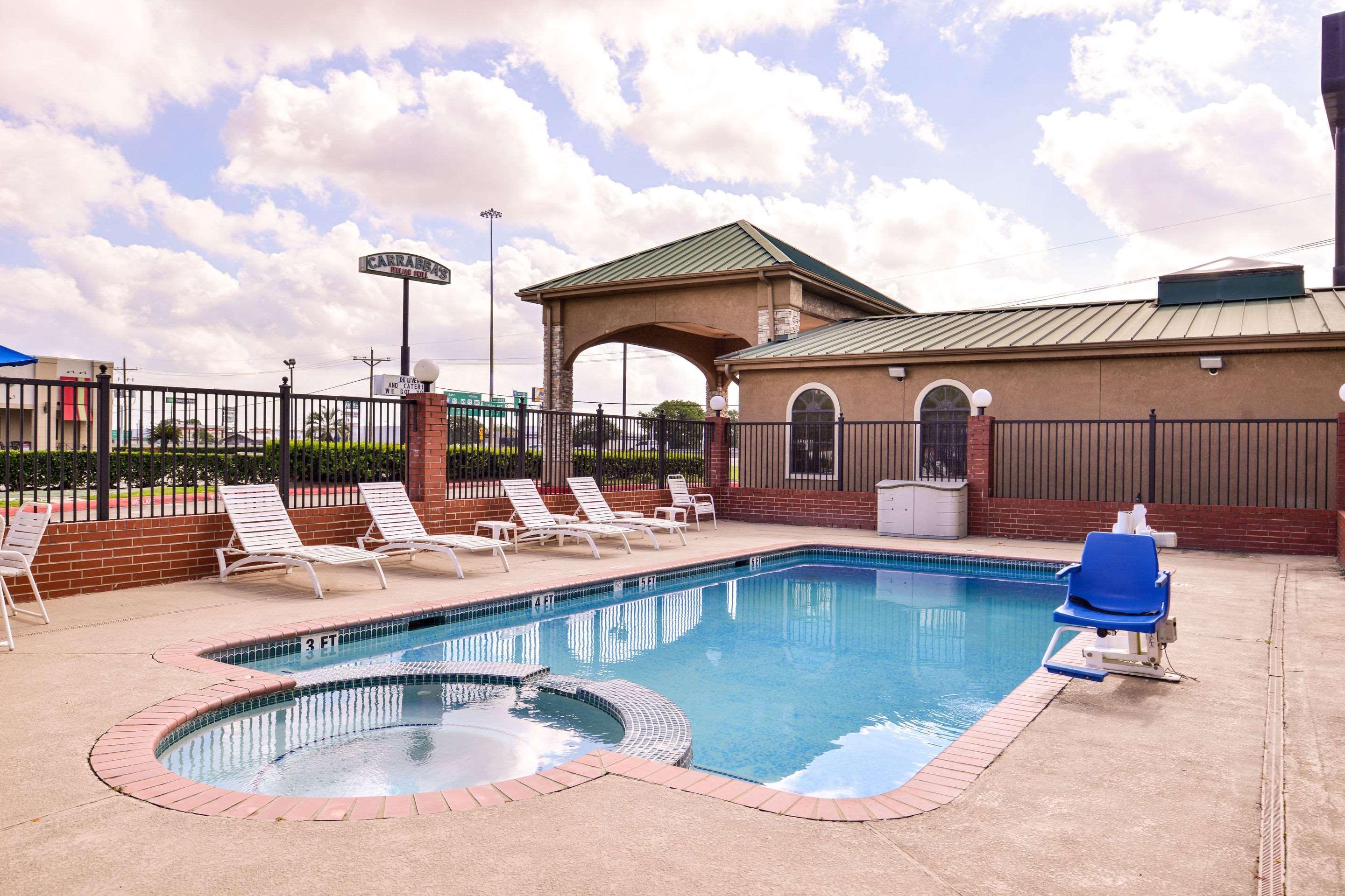 Quality Inn & Suites Beaumont Buitenkant foto