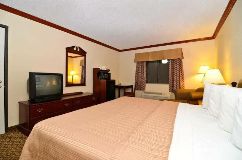 Quality Inn & Suites Beaumont Buitenkant foto