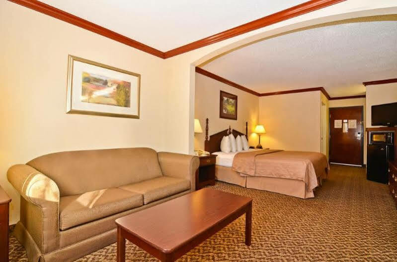 Quality Inn & Suites Beaumont Buitenkant foto